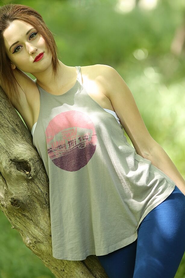 15P La modelo amateur Hayden Ryan se cubre las tetas desnudas al aire libre con ropa interior blanca