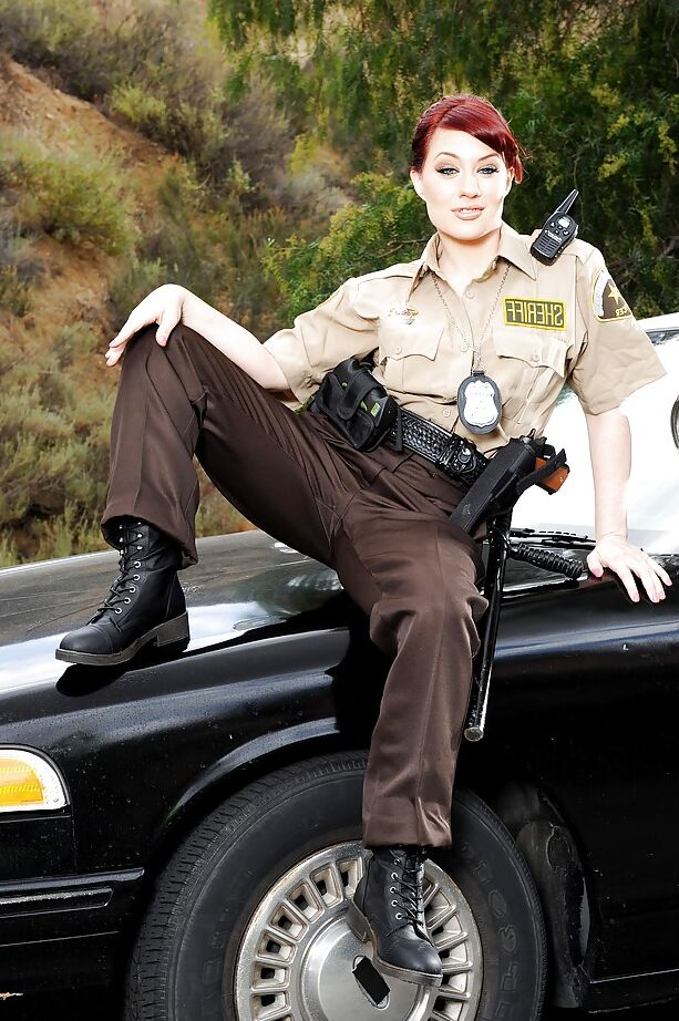 12P La estrella porno pelirroja Jessica Ryan hace una mamada interracial al aire libre con uniforme de policía