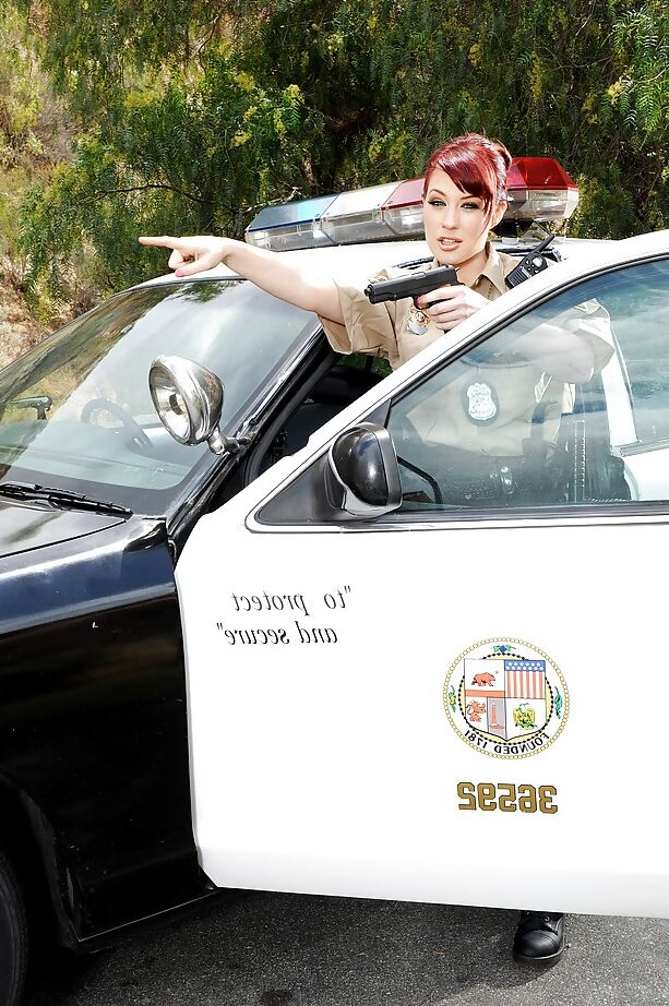 12P La estrella porno pelirroja Jessica Ryan hace una mamada interracial al aire libre con uniforme de policía