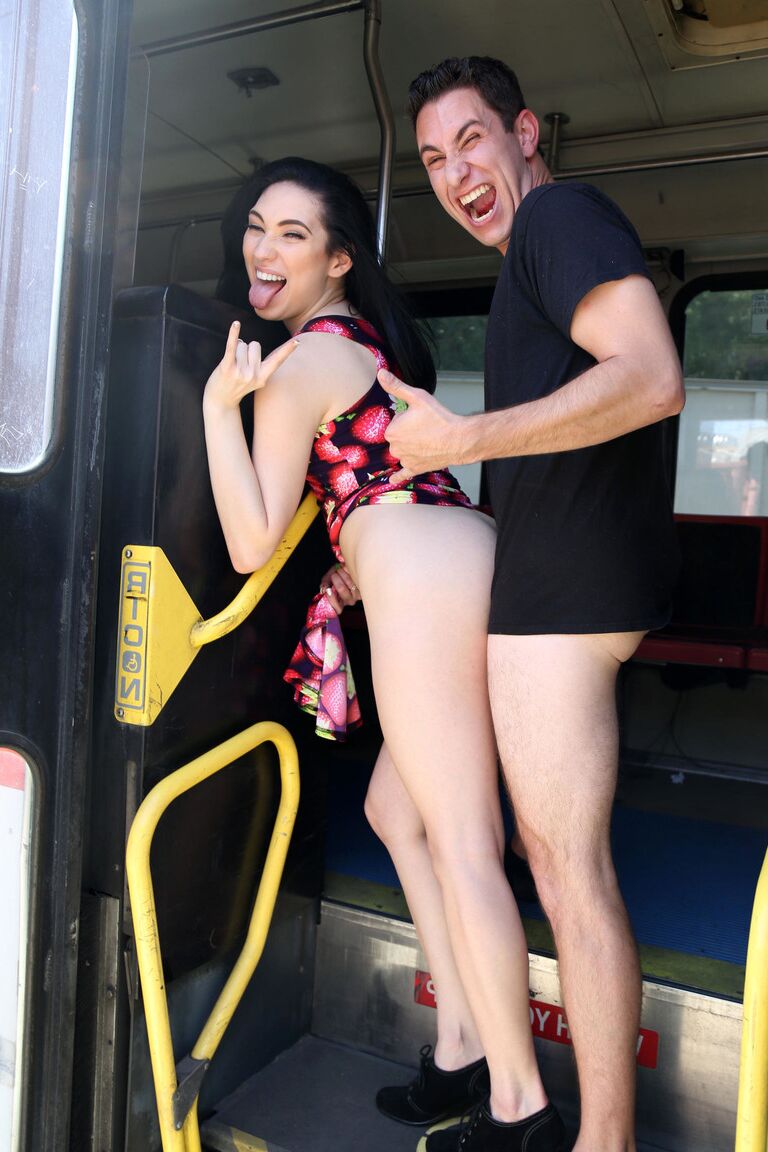21P 電車で公共の場で野生のセックスをしているいたずらなブルネットのアリア・アレクサンダー