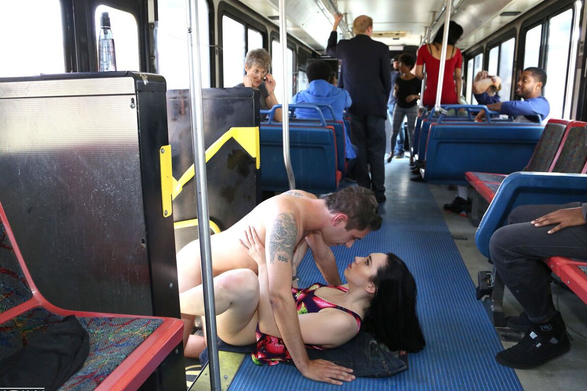 21P 電車で公共の場で野生のセックスをしているいたずらなブルネットのアリア・アレクサンダー