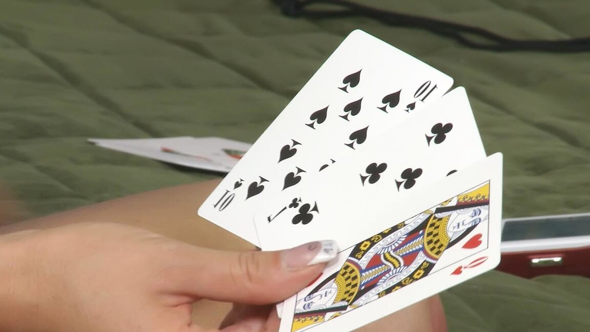15P Garota loira e seu namorado fazem sexo na cama depois de jogar strip poker
