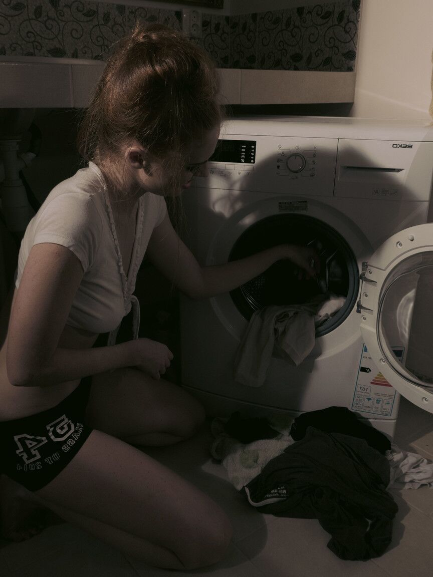 18P Jennet V, une poulette en chaleur, enlève son short en spandex pour se doigter dans la buanderie