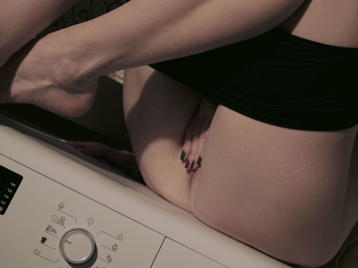 18P Jennet V, une poulette en chaleur, enlève son short en spandex pour se doigter dans la buanderie