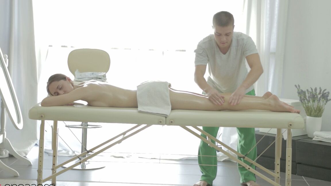 21P A adolescente russa Aruna Aghora gosta de uma foda forte depois de uma bela massagem
