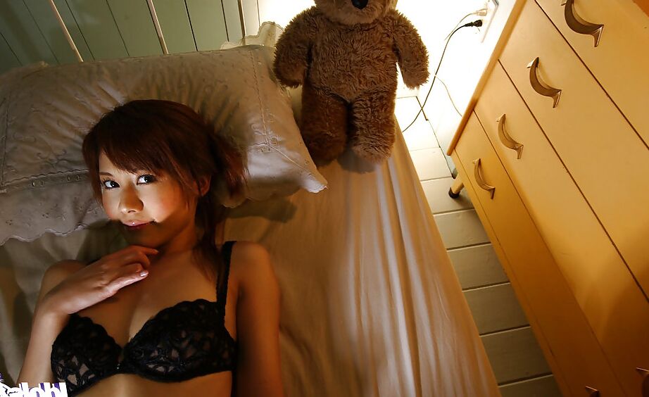 15P Adolescente asiática em meias Hime Kamiya tirando a lingerie