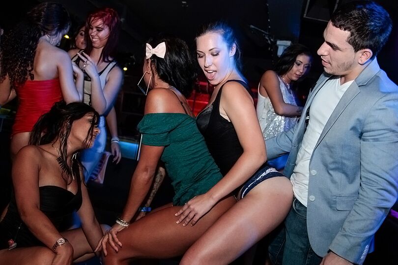 16P Awesome models are demonstrating their love for cocky strangers