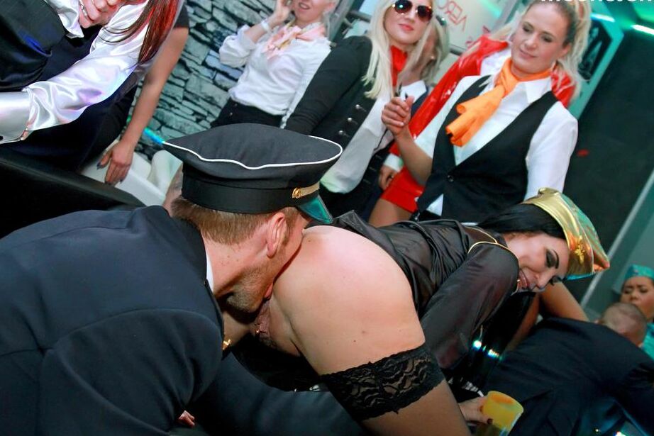 16P Estrelas pornôs se vestem com roupas de cosplay para sexo grupal louco em festa de adultos