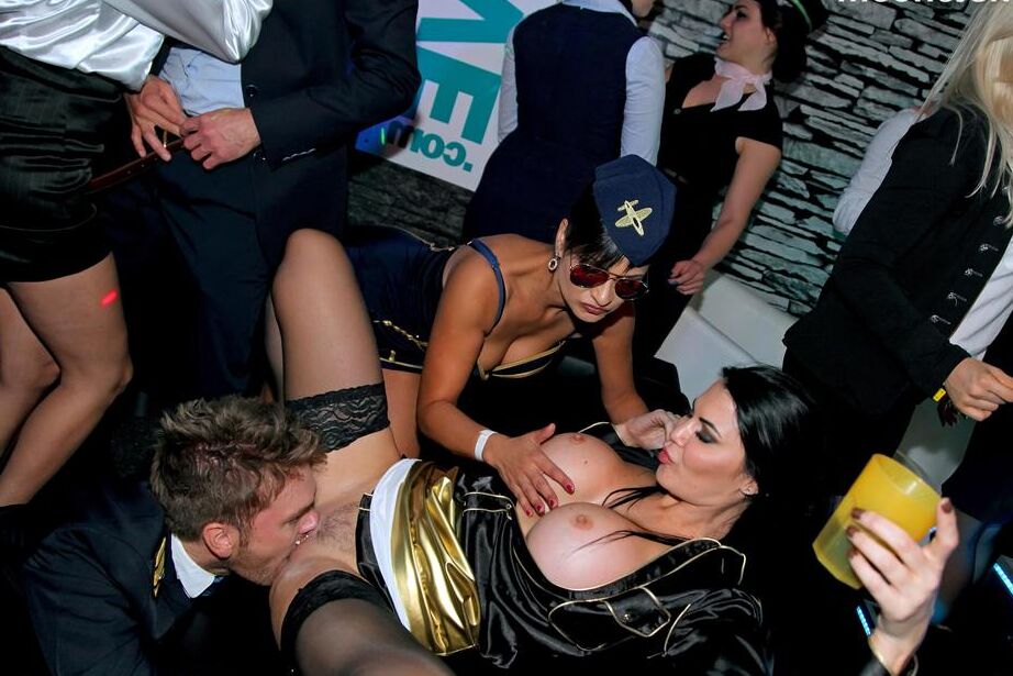 16P Estrelas pornôs se vestem com roupas de cosplay para sexo grupal louco em festa de adultos