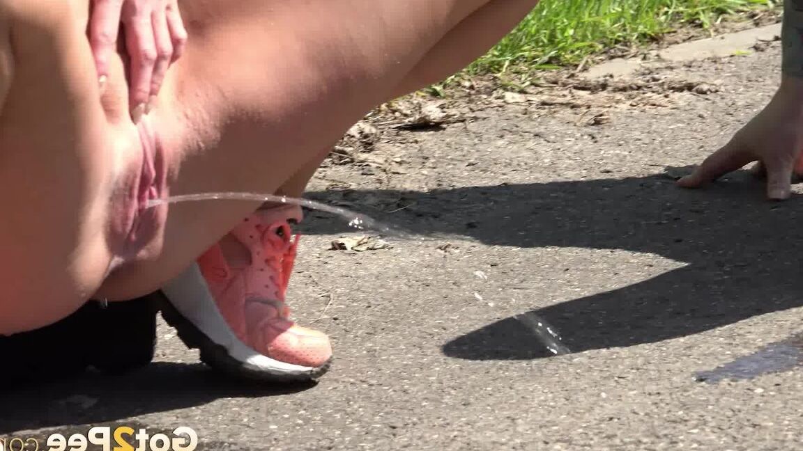 15P 2人のレズビアンがドレスをたくし上げ、人里離れた道路でおしっこをする