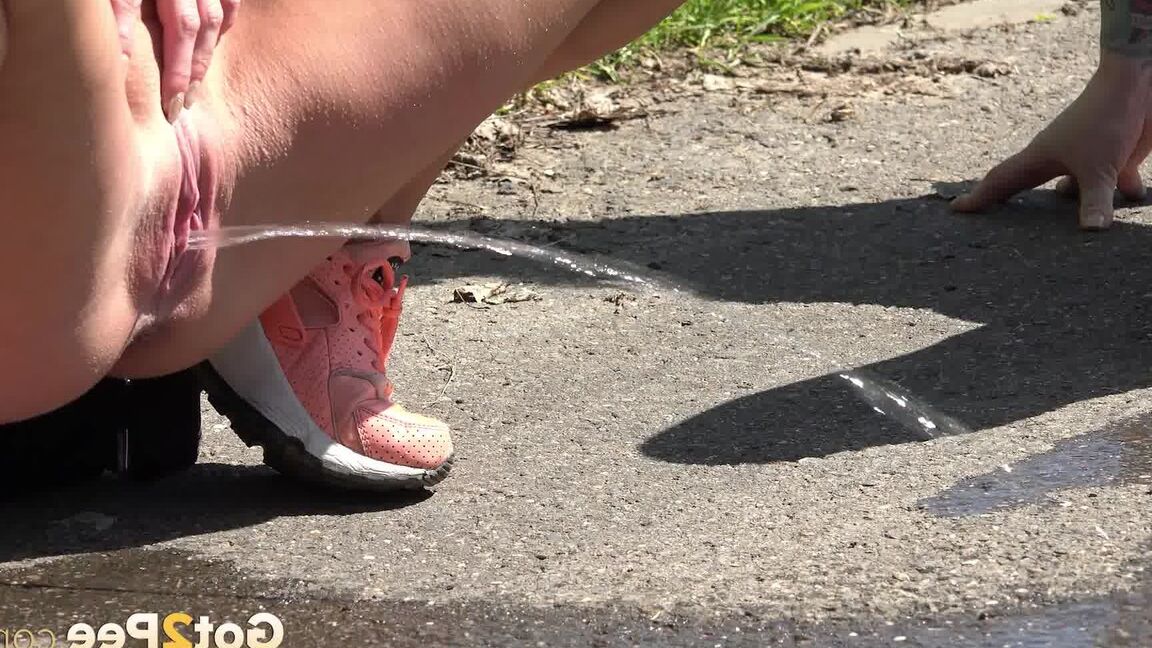 15P 2人のレズビアンがドレスをたくし上げ、人里離れた道路でおしっこをする