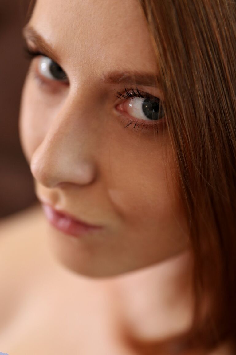 21P A linda adolescente tcheca Linda Sweet brinca com sua buceta aparada com um vibrador de vidro