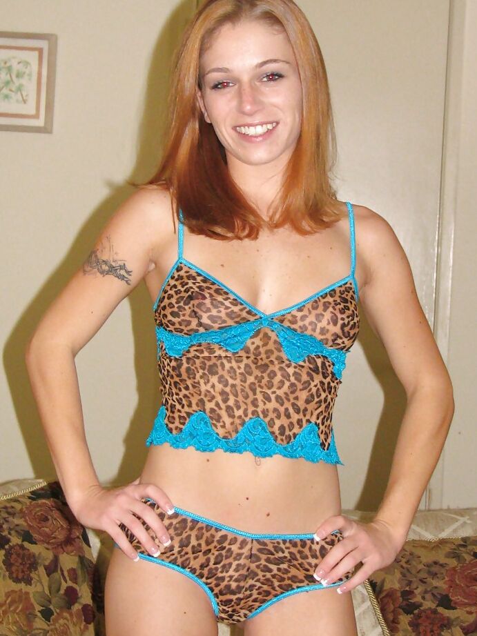 16P Courtney Brooks, rousse et mince, aime se déshabiller de manière très sexy.