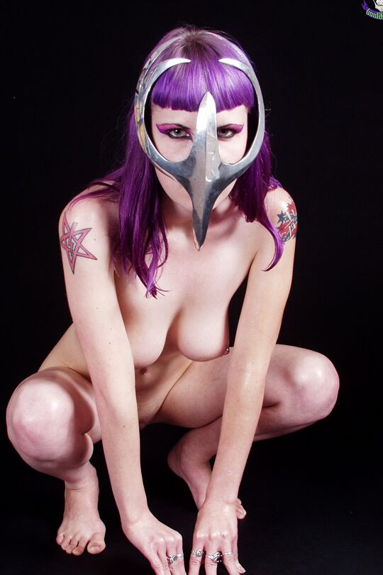 15P Fille nue avec un cul à mourir Szandora modèle un masque Cell chromé