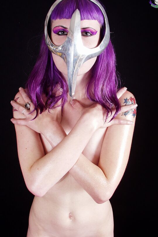 15P Fille nue avec un cul à mourir Szandora modèle un masque Cell chromé