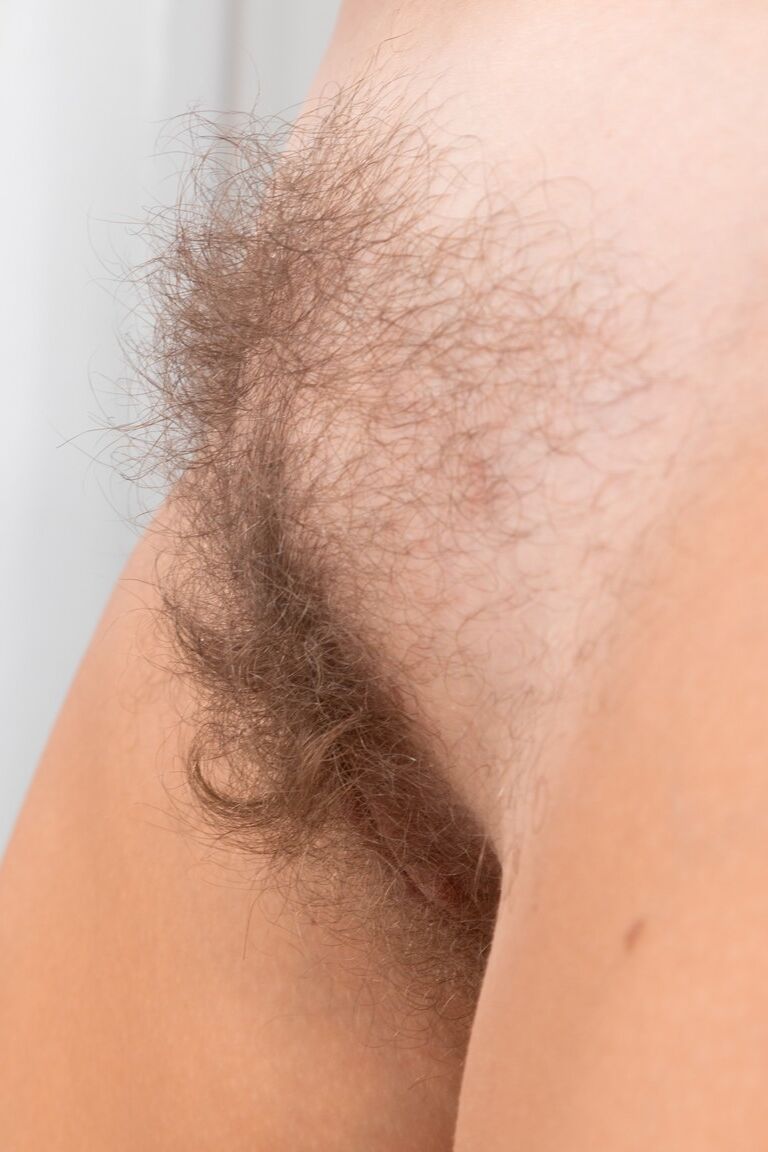21P La rubia amateur rusa Jessy Fiery hace alarde de su coño peludo en solitario