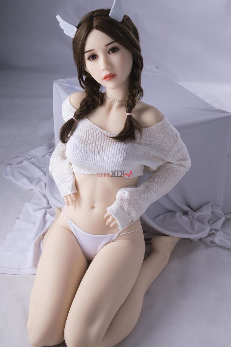 21P Boneca sexual magra e pálida Bonnie mostra seus seios fofos e bunda pequena na cama