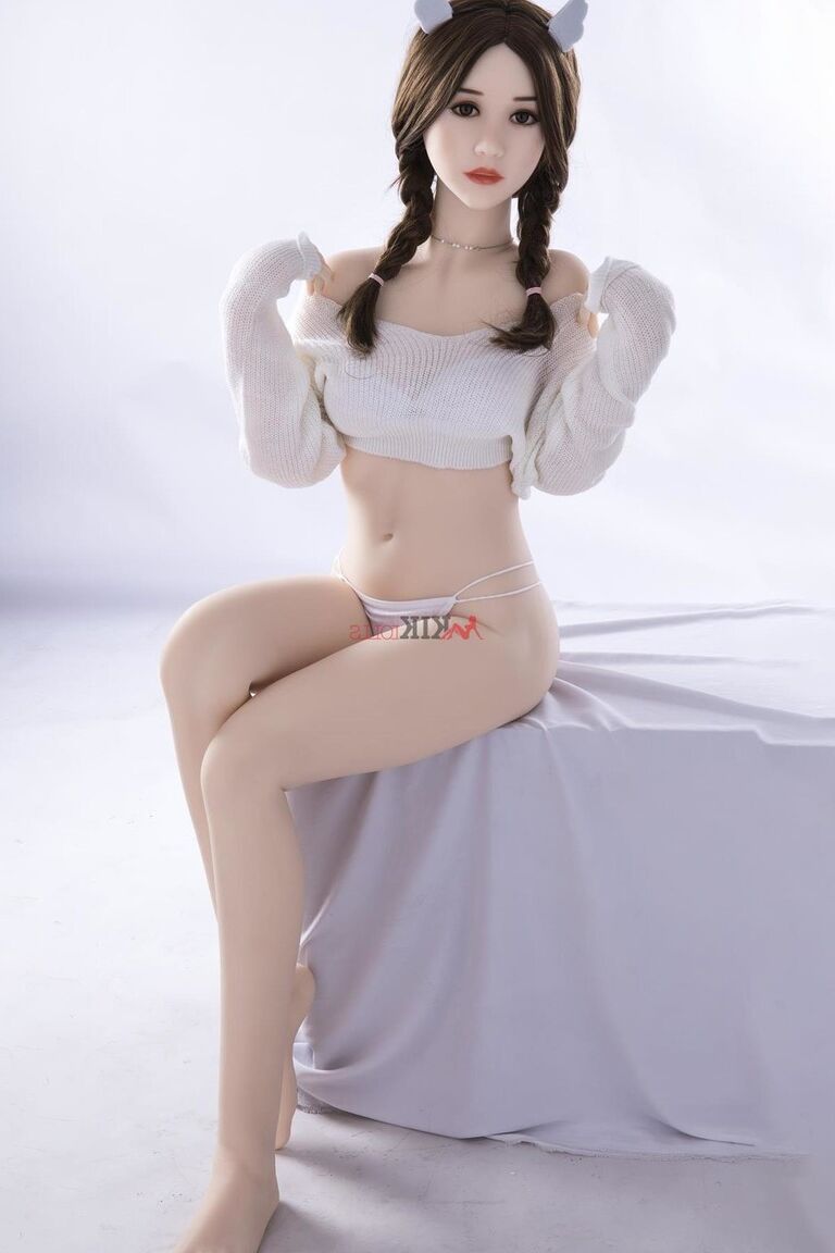 21P Boneca sexual magra e pálida Bonnie mostra seus seios fofos e bunda pequena na cama