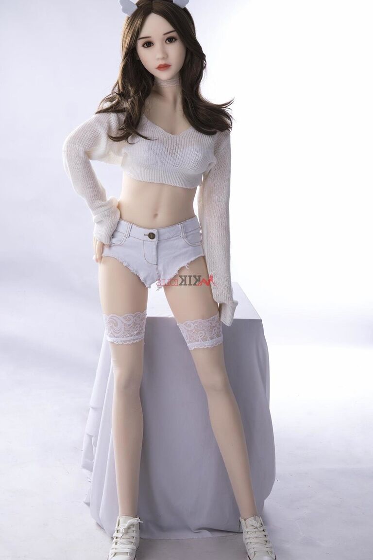 21P Boneca sexual magra e pálida Bonnie mostra seus seios fofos e bunda pequena na cama