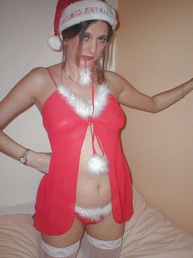 20P La amateur Juicy Jo hace una pausa para fumar mientras se quita el traje navideño