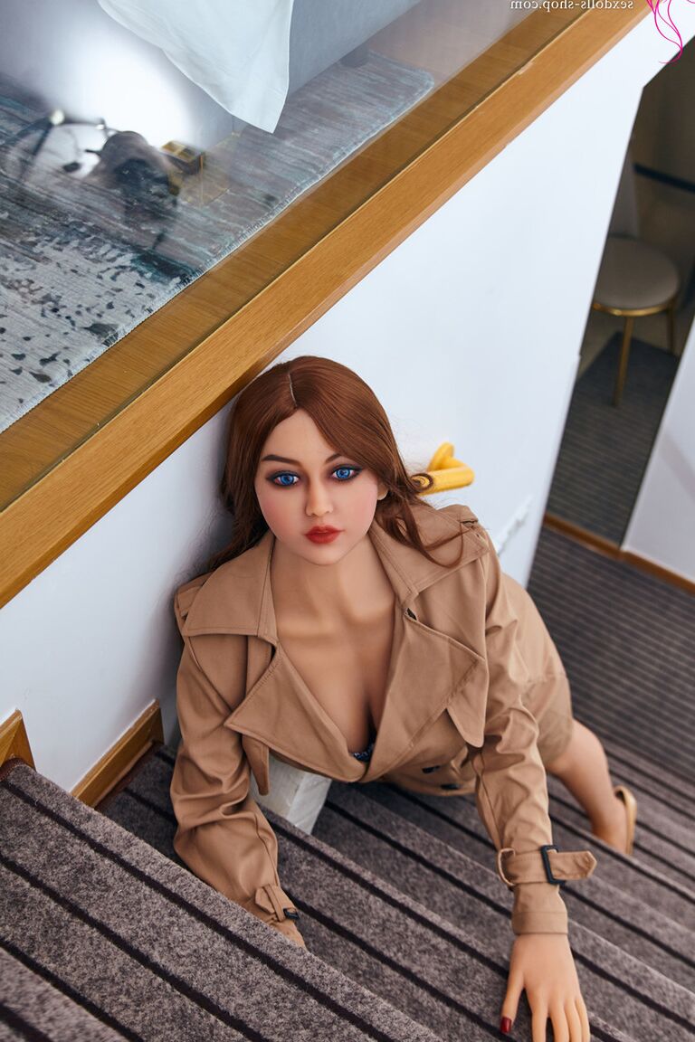21P Lusty sex doll Amy veste roupas sexy e posa provocativamente na escada