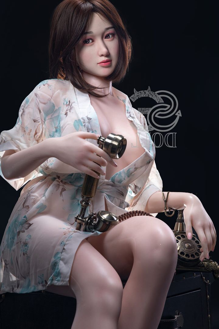 21P Boneca sexual muito realista mostra seu corpo bem torneado em lingerie