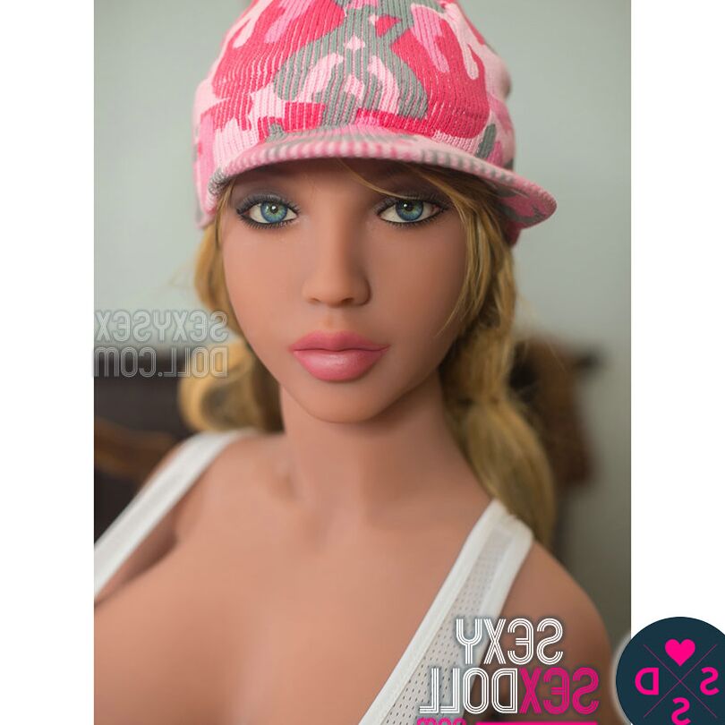 La muñeca sexual 21P Hunter Birdie desata sus grandes tetas y hace alarde de sus enormes tetas caídas