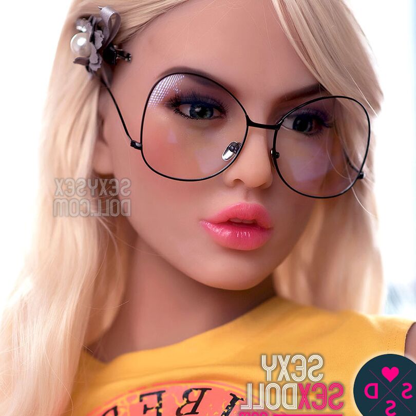 21P Boneca sexual loira Lexi mostra seus grandes juggs e posa na janela