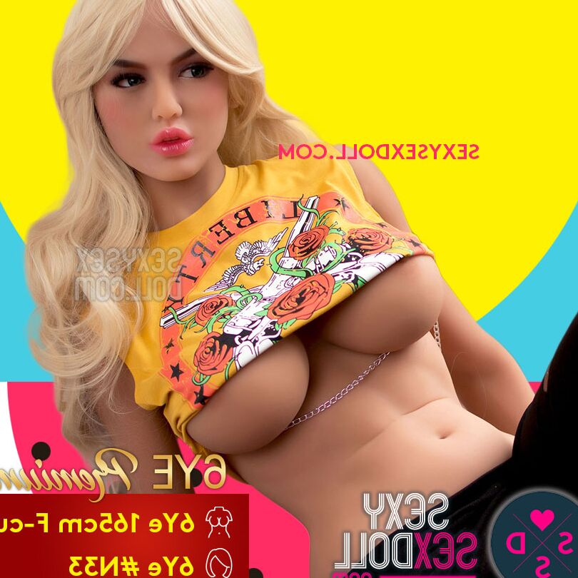21P Boneca sexual loira Lexi mostra seus grandes juggs e posa na janela