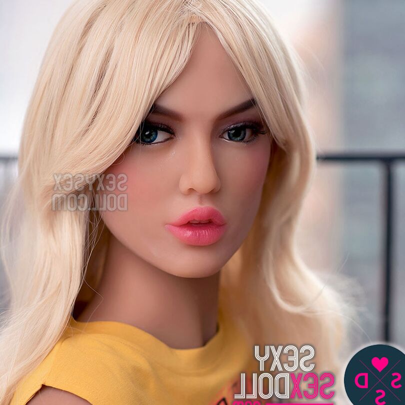 21P Boneca sexual loira Lexi mostra seus grandes juggs e posa na janela
