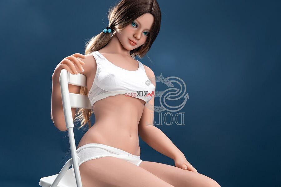 21P La muñeca sexual con trenzas Connie se desnuda en una silla y posa seductoramente
