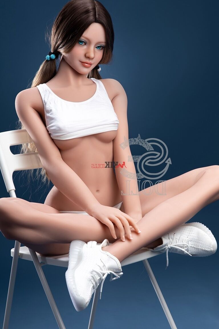 21P La muñeca sexual con trenzas Connie se desnuda en una silla y posa seductoramente