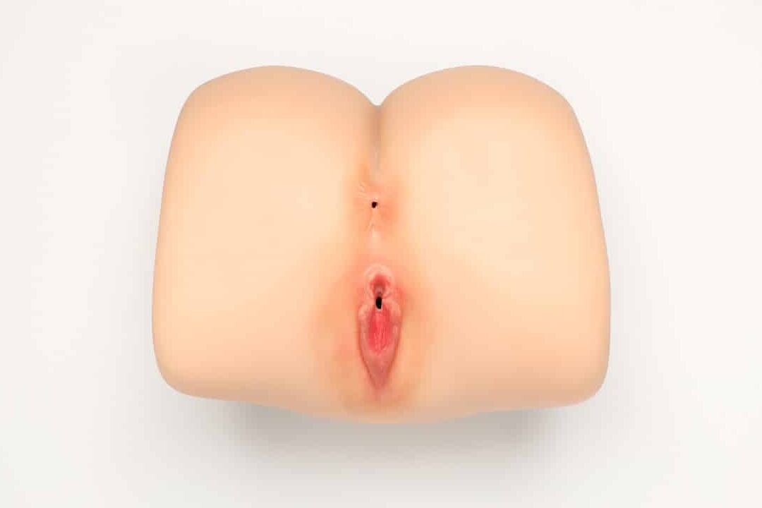 13P Der Teil einer weiblichen Sexpuppe zeigt eine rosa Muschi