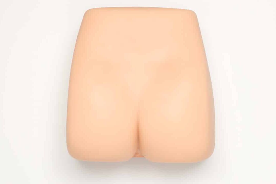 13P Der Teil einer weiblichen Sexpuppe zeigt eine rosa Muschi