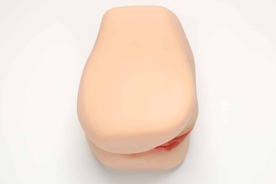 13P Der Teil einer weiblichen Sexpuppe zeigt eine rosa Muschi