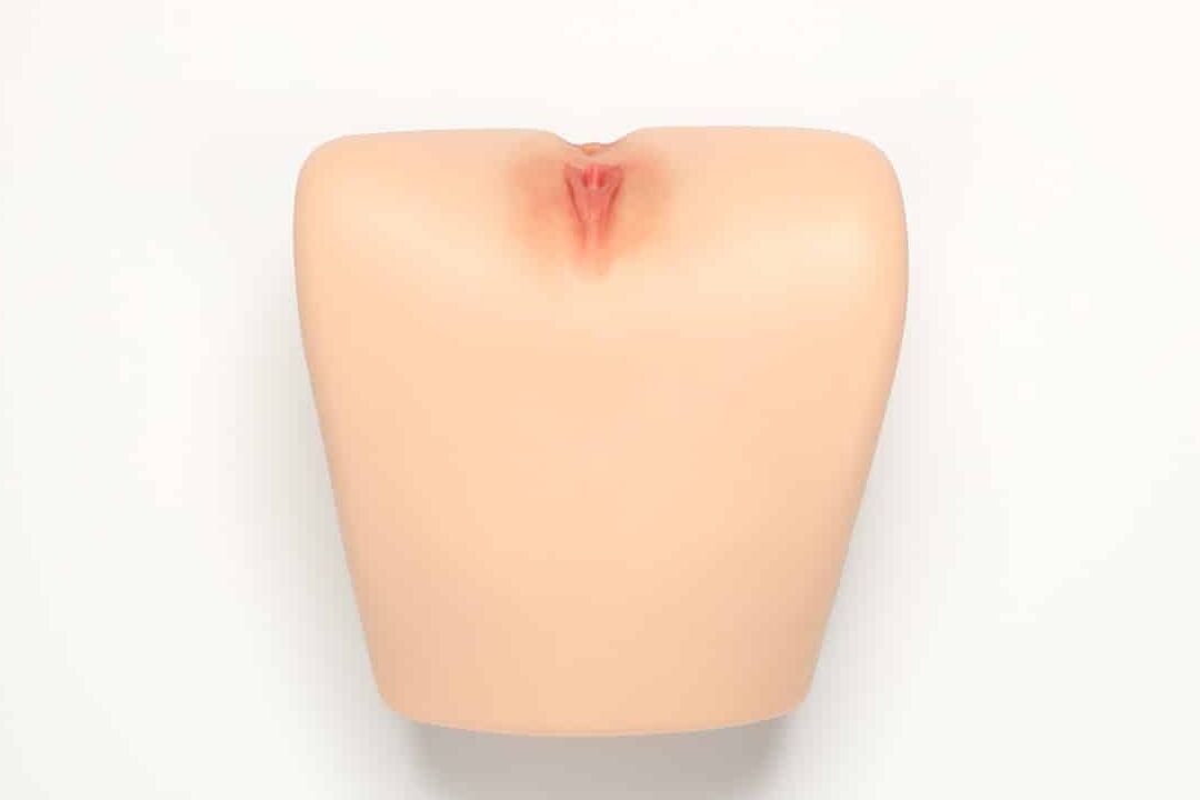 13P Der Teil einer weiblichen Sexpuppe zeigt eine rosa Muschi