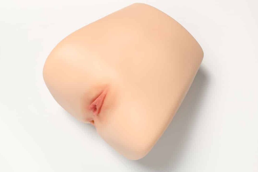 13P Der Teil einer weiblichen Sexpuppe zeigt eine rosa Muschi