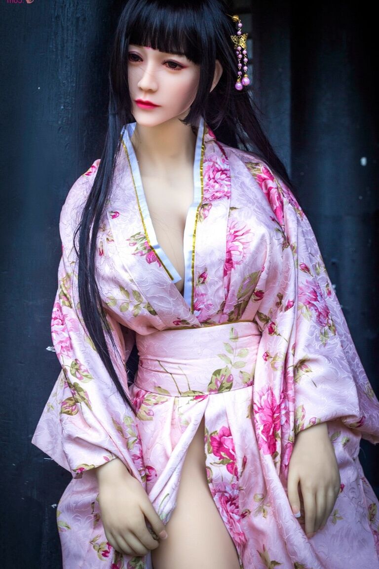 21P Boneca sexual asiática de cabelos escuros Yuki mostra seus enormes juggs e posa em seu quimono