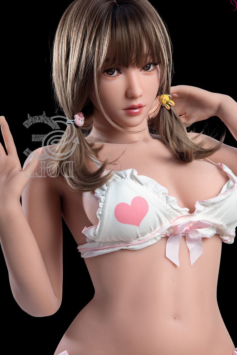 Die 21P brünette Teenie-Sexpuppe Midori zeigt ihre fickbare haarlose Muschi und ihre großen Titten