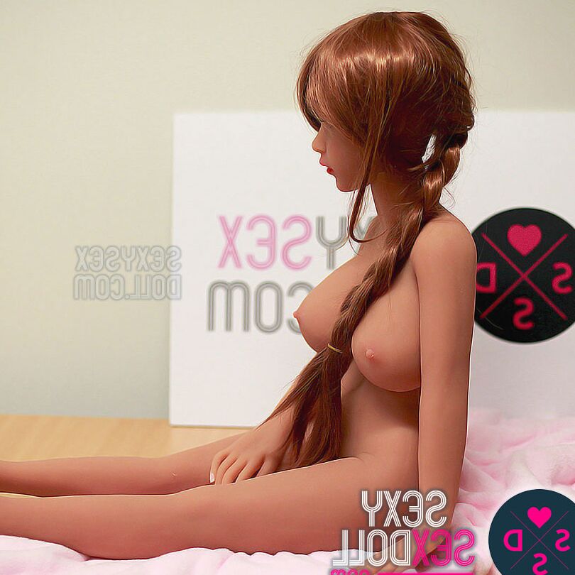 21P Petite poupée sexuelle avec une longue tresse Gina B dévoile ses seins monstrueux