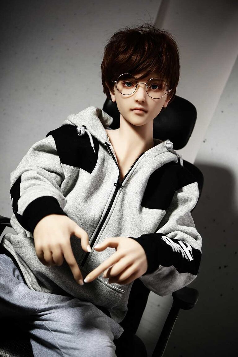 21P Boneca sexual masculina realista e nerd Mata posa nua com seu pênis rígido exposto
