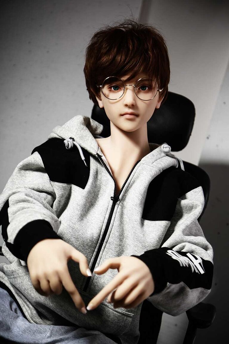 21P Boneca sexual masculina realista e nerd Mata posa nua com seu pênis rígido exposto