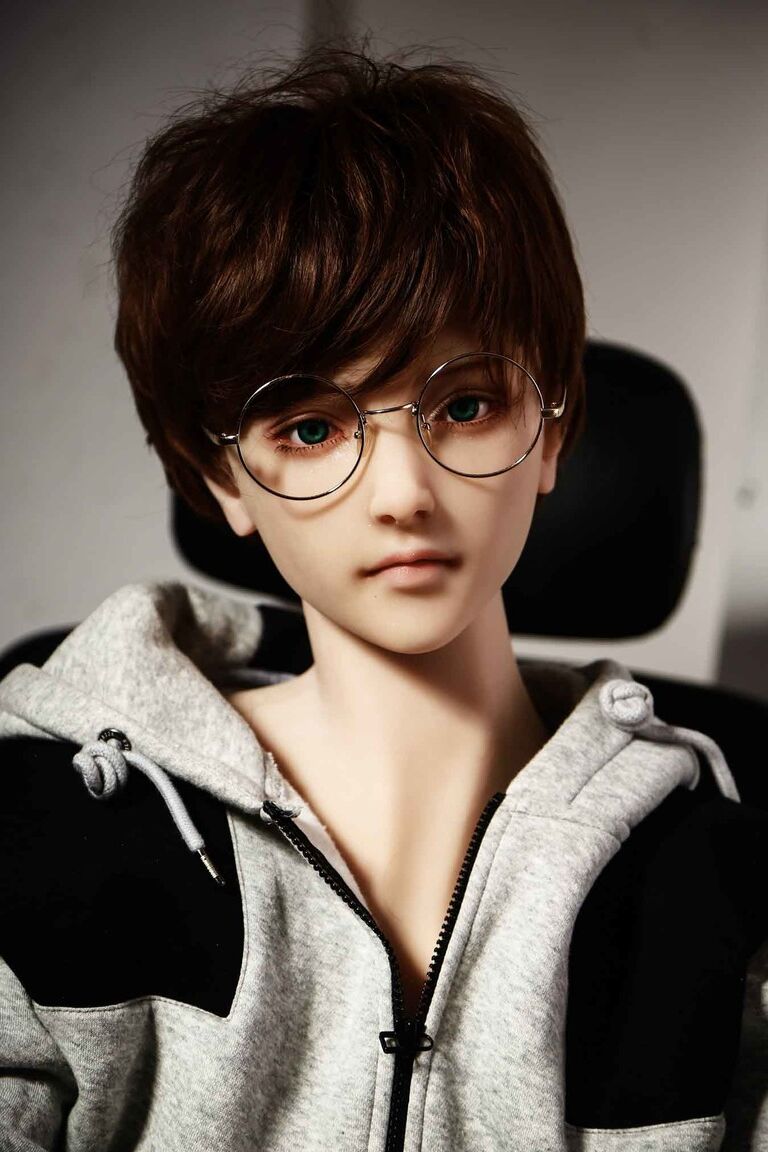 21P Boneca sexual masculina realista e nerd Mata posa nua com seu pênis rígido exposto
