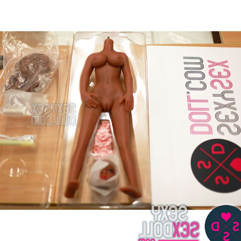 21P La pequeña muñeca sexual rubia Euna abre su caja para mostrar sus grandes tetas y ser atada