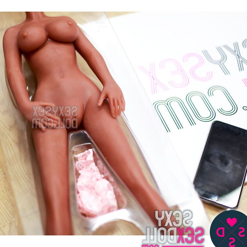 21P La pequeña muñeca sexual rubia Euna abre su caja para mostrar sus grandes tetas y ser atada