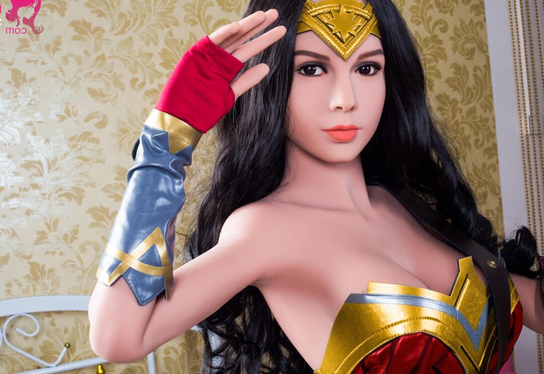 21P Dunkelhaarige Sexpuppe im Wonder Woman-Kostüm entblößt ihre perfekten Brüste