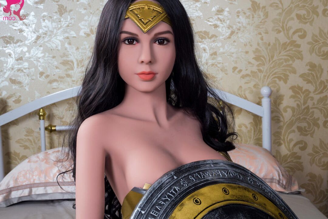 21P Dunkelhaarige Sexpuppe im Wonder Woman-Kostüm entblößt ihre perfekten Brüste