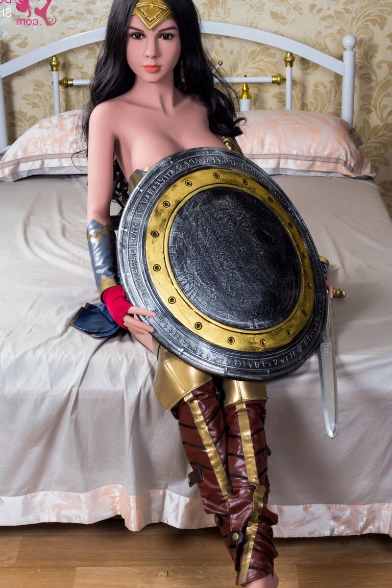21P Dunkelhaarige Sexpuppe im Wonder Woman-Kostüm entblößt ihre perfekten Brüste
