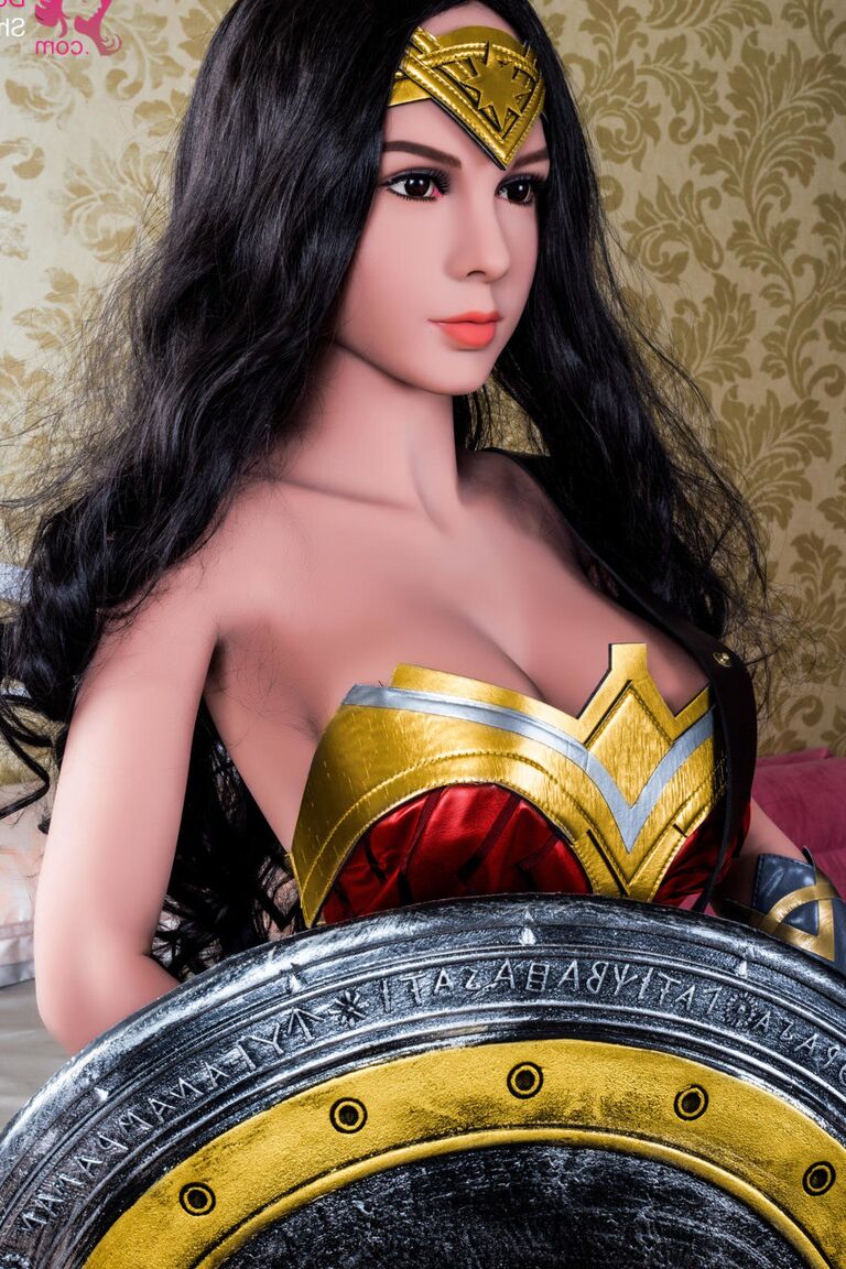 21P Dunkelhaarige Sexpuppe im Wonder Woman-Kostüm entblößt ihre perfekten Brüste