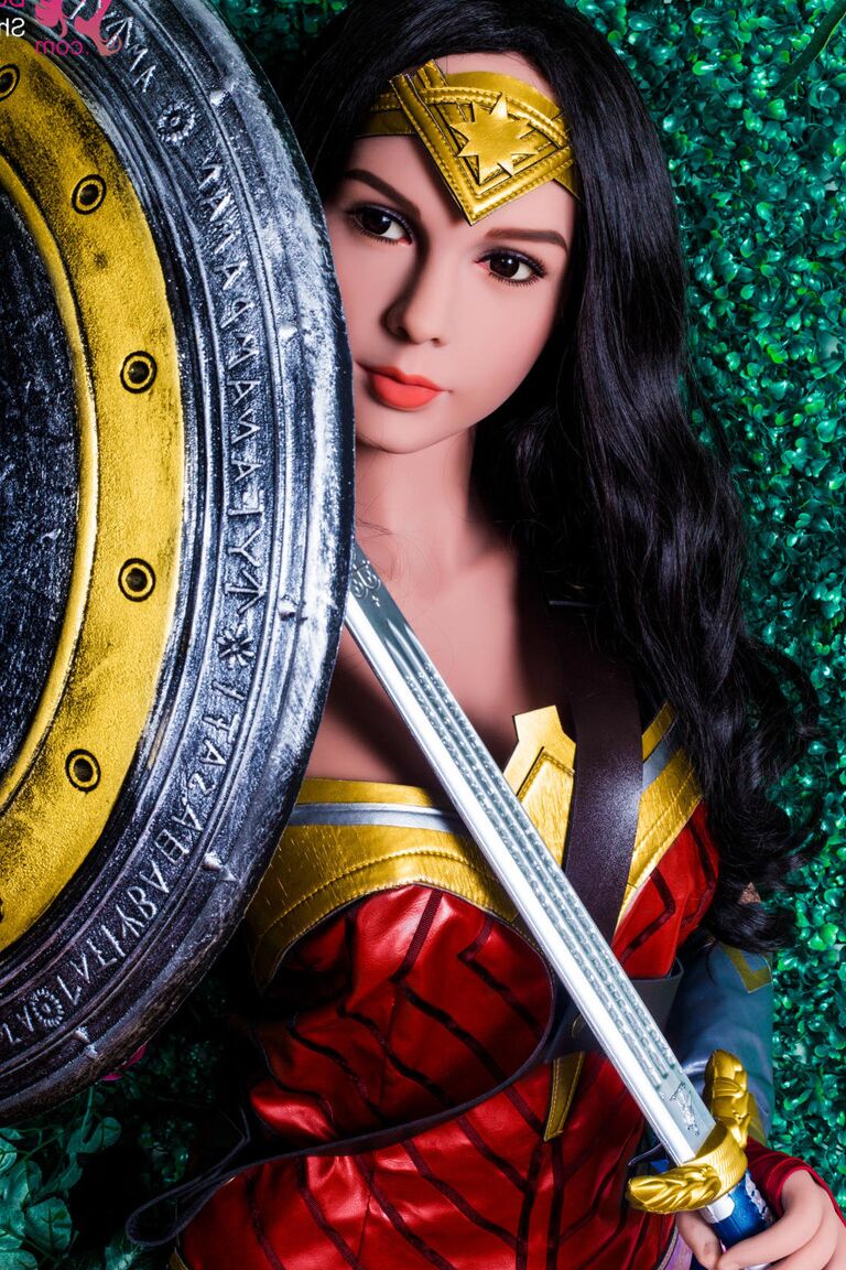 21P Dunkelhaarige Sexpuppe im Wonder Woman-Kostüm entblößt ihre perfekten Brüste